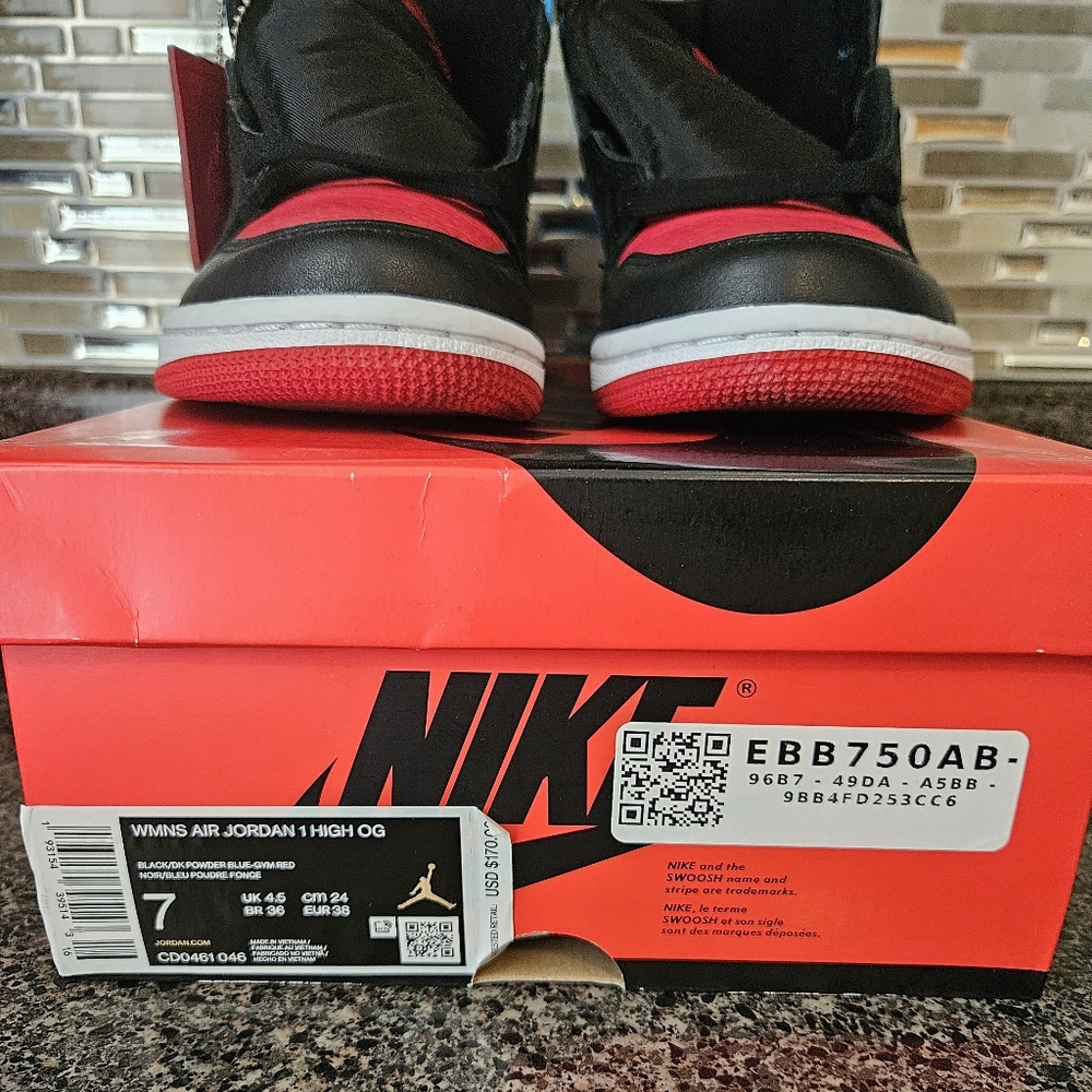 Air Jordan 1 Retro High NC to CHI Women's 7W flaw on midsole - Picture 4 of 12